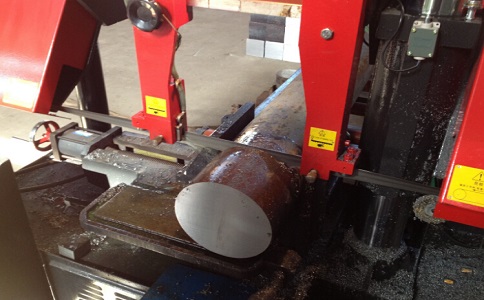 从江卧式带锯床加工时出现明显振荡如何排查？